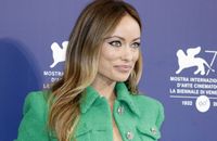Olivia Wilde en soutien-gorge apparent : look sexy pour retrouver son chéri Harry Styles à la Mostra de Venise