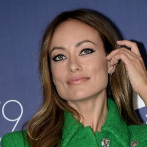 Olivia Wilde (tailleur Chanel) au photocall du film "Don't Worry Darling" lors de la 79ème édition du festival du film de Venise (La Mostra), Italie, le 5 septembre 2022