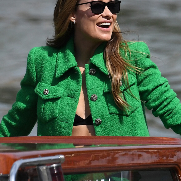 Olivia Wilde (en Chanel) arrive en bateau-taxi au 78ème Festival International du Film de Venise (Mostra), le 5 septembre 2022.