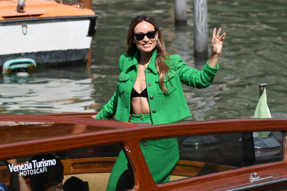 Olivia Wilde (en Chanel) arrive en bateau-taxi au 78ème Festival International du Film de Venise (Mostra), le 5 septembre 2022.