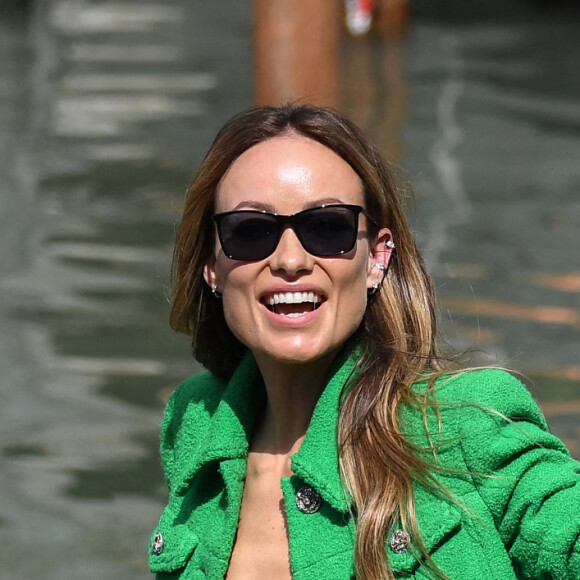 Olivia Wilde (en Chanel) arrive en bateau-taxi au 78ème Festival International du Film de Venise (Mostra), le 5 septembre 2022.