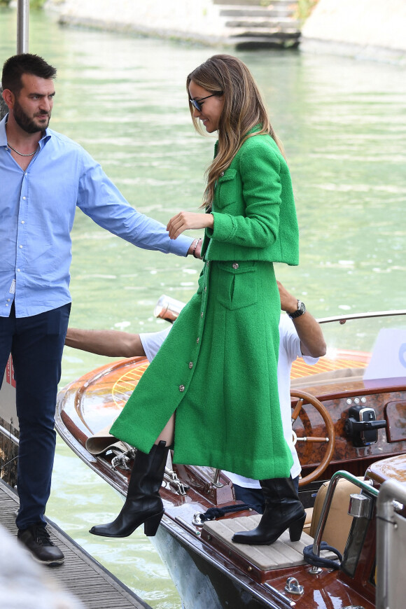Olivia Wilde (en Chanel) arrive en bateau-taxi au 78ème Festival International du Film de Venise (Mostra), le 5 septembre 2022.