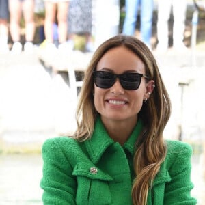 Olivia Wilde (en Chanel) arrive en bateau-taxi au 78ème Festival International du Film de Venise (Mostra), le 5 septembre 2022.