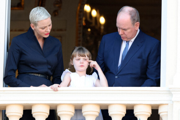 La princesse Charlene, le prince Albert II de Monaco et leur fille la princesse Gabriella durant la procession de la Fête Dieu sur la place du Palais, le 16 juin 2022. C'est le retour officiel de la princesse Charlene depuis l'annonce de sa contamination à la COVID début juin. Pendant ce jour férié à Monaco, la Principauté a célébré la Fête-Dieu (Corpus Domini). Cette fête catholique, instituée par le pape Urbain IV en 1264, se tient chaque année le jeudi qui suit la Trinité, soixante jours après Pâques. Elle célèbre la présence réelle de Jésus-Christ sous les apparences du pain et du vin, devenus son corps et son sang. © Claudia Albuquerque / Bestimage 