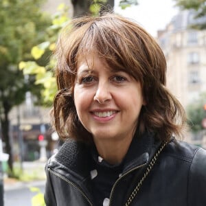Exclusif - Valérie Bonneton à la sortie des studios de Radio France à Paris. Le 29 septembre 2021