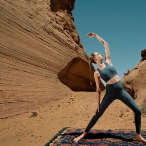 Cara Delevingne pose pour la campagne Exhale Yoga de Puma le 5 septembre 2022.