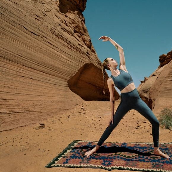 Cara Delevingne pose pour la campagne Exhale Yoga de Puma le 5 septembre 2022.
