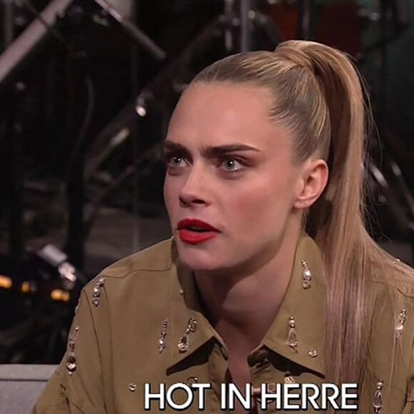 Cara Delevingne sur le plateau de l'émission "The Tonight Show Starring Jimmy Fallon" à New York, le 28 juillet 2022. 