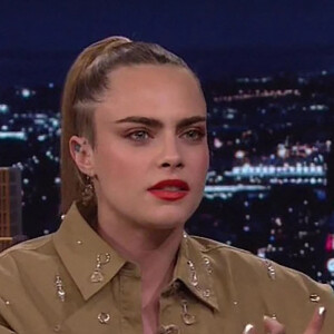 Cara Delevingne sur le plateau de l'émission "The Tonight Show Starring Jimmy Fallon" à New York, le 28 juillet 2022. 