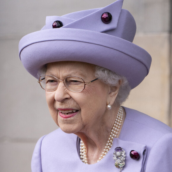 La reine Elizabeth II assiste à un défilé de loyauté des forces armées dans les jardins du palais de Holyroodhouse, à Édimbourg, à l'occasion de son jubilé de platine en Écosse. La cérémonie fait partie du voyage traditionnel de la reine en Écosse pour la semaine de Holyrood. Edimbourg