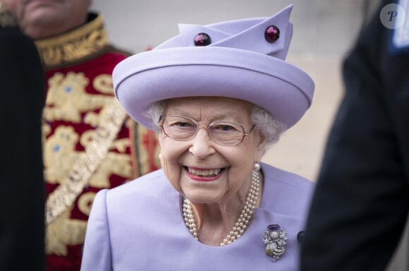 La reine Elizabeth II assiste à un défilé de loyauté des forces armées dans les jardins du palais de Holyroodhouse, à Édimbourg, à l'occasion de son jubilé de platine en Écosse. La cérémonie fait partie du voyage traditionnel de la reine en Écosse pour la semaine de Holyrood. Edimbourg, le 28 juin 2022. 