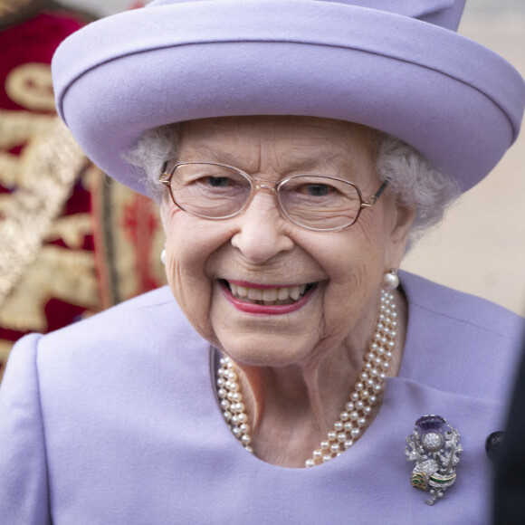 La reine Elizabeth II assiste à un défilé de loyauté des forces armées dans les jardins du palais de Holyroodhouse, à Édimbourg, à l'occasion de son jubilé de platine en Écosse. La cérémonie fait partie du voyage traditionnel de la reine en Écosse pour la semaine de Holyrood. Edimbourg, le 28 juin 2022. 