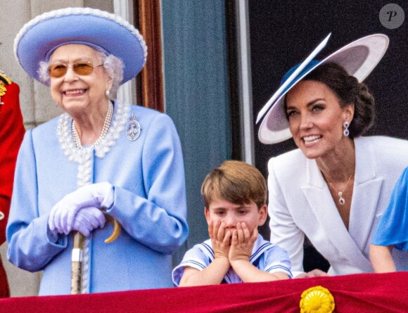 La reine Elisabeth II d'Angleterre, Catherine (Kate) Middleton, duchesse de Cambridge, le prince Louis de Cambridge - Les membres de la famille royale saluent la foule depuis le balcon du Palais de Buckingham, lors de la parade militaire "Trooping the Colour" dans le cadre de la célébration du jubilé de platine (70 ans de règne) de la reine Elizabeth II à Londres, le 2 juin 2022. 