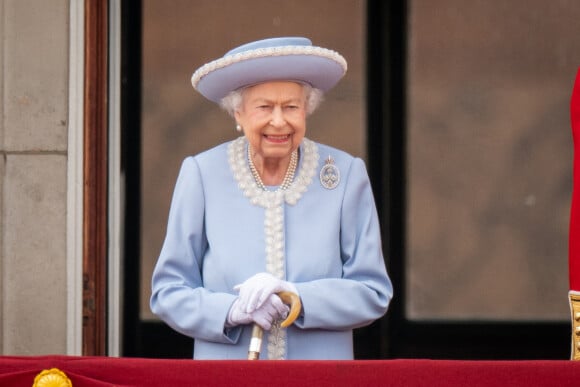 La reine Elisabeth II d'Angleterre - Les membres de la famille royale saluent la foule depuis le balcon du Palais de Buckingham, lors de la parade militaire "Trooping the Colour" dans le cadre de la célébration du jubilé de platine (70 ans de règne) de la reine Elizabeth II à Londres, le 2 juin 2022. 