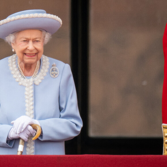 La reine Elisabeth II d'Angleterre - Les membres de la famille royale saluent la foule depuis le balcon du Palais de Buckingham, lors de la parade militaire "Trooping the Colour" dans le cadre de la célébration du jubilé de platine (70 ans de règne) de la reine Elizabeth II à Londres, le 2 juin 2022. 
