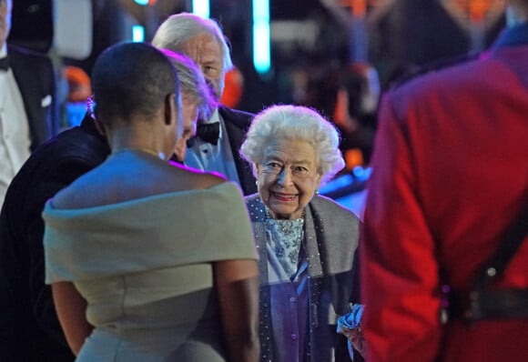 La reine Elisabeth II d'Angleterre quitte la cérémonie de son jubilé de platine au Royal Horse Show à Windsor le 15 mai 2022. 