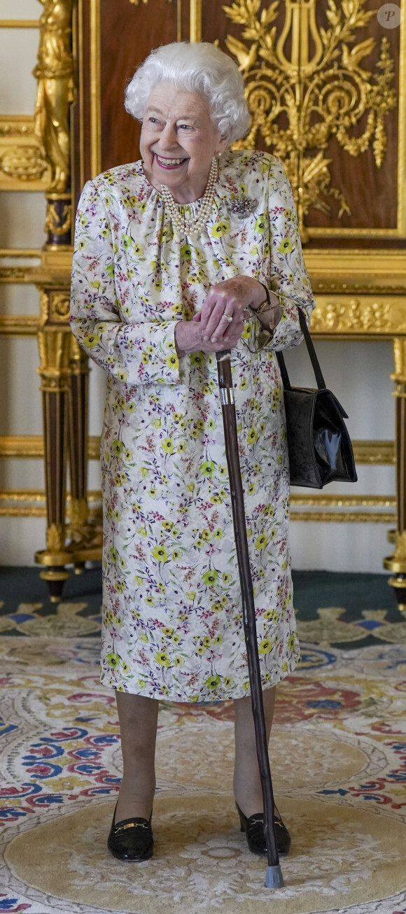 La reine Elisabeth II d'Angleterre parcourt l'exposition d'objets de la société d'artisanat britannique Halcyon Days, pour marquer son jubilé de platine, au château de Windsor, le 23 mars 2022. 