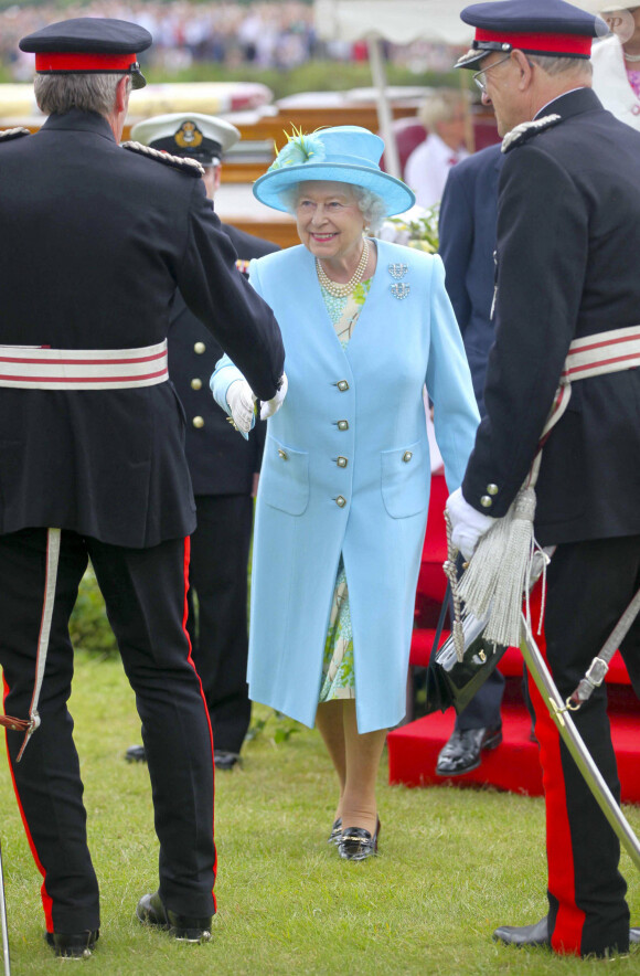 La reine Elizabeth II d'Angleterre et le prince Philip duc d'Edimbourg font une promenade en bateau à Henley pour le jubilé de diamant de la reine le 25 juin 2012.