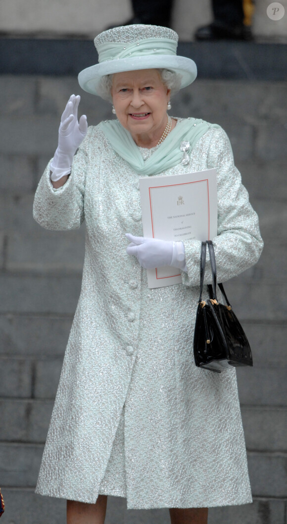 La reine Elizabeth II d'Angleterre - Messe pour l'action de grâce en la cathédrale St Paul à Londres à l'occasion du jubilé de diamant de la reine le 5 juin 2012.