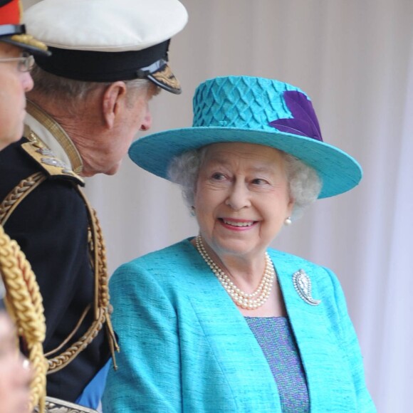 La reine Elizabeth II d'Angleterre - Parade militaire pour le jubilé de la reine, le 20 mai 2012 au chateau de Windsor. Plus de 2000 militaires ont défilé.