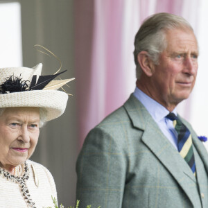 La reine Elisabeth et le prince Charles - La famille royale d'Angleterre assiste aux jeux de Braemar en Ecosse le 6 septembre 2014.