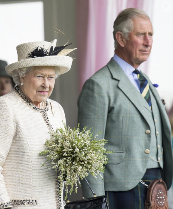 La reine Elisabeth et le prince Charles - La famille royale d'Angleterre assiste aux jeux de Braemar en Ecosse le 6 septembre 2014.