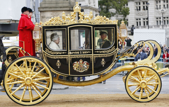 La reine Elisabeth II d'Angleterre et le prince Charles - La famille royale d'Angleterre à son arrivée à l'ouverture du Parlement au palais de Westminster à Londres. Le 14 octobre 2019  