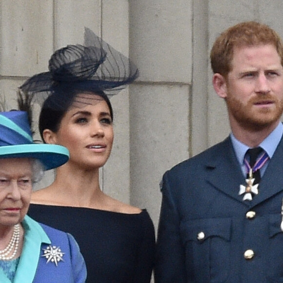 La reine Elisabeth II d'Angleterre, Meghan Markle, duchesse de Sussex (habillée en Dior Haute Couture par Maria Grazia Chiuri), le prince Harry, duc de Sussex - La famille royale d'Angleterre lors de la parade aérienne de la RAF pour le centième anniversaire au palais de Buckingham à Londres. Le 10 juillet 2018