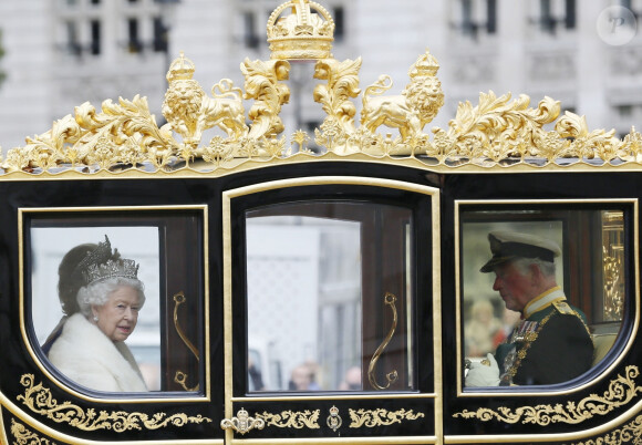 La reine Elisabeth II d'Angleterre et le prince Charles - La famille royale d'Angleterre à son arrivée à l'ouverture du Parlement au palais de Westminster à Londres. Le 14 octobre 2019