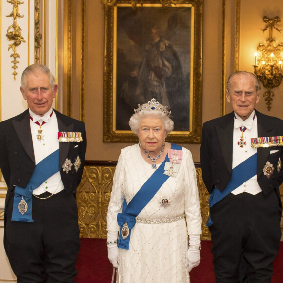 Camilla Parker Bowles, duchesse de Cornouailles, le prince Charles, la reine Elisabeth II d'Angleterre, le prince Philip, duc d'Edimbourg, le prince William, duc de Cambridge, et Kate Catherine Middleton, duchesse de Cambridge (porte le diadème qui a appartenu à la princesse Diana) - La famille royale d'Angleterre lors de la réception annuelle pour les membres du corps diplomatique au palais de Buckingham à Londres. Le 8 décembre 2016 