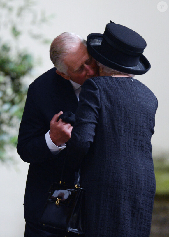 La reine Elisabeth II d'Angleterre et son fils le prince Charles, prince de Galles - Obsèques de la comtesse Mountbatten de Burma à l'église Saint-Paul Knightsbridge à Londres, Royaume Uni, le 27 juin 2017.