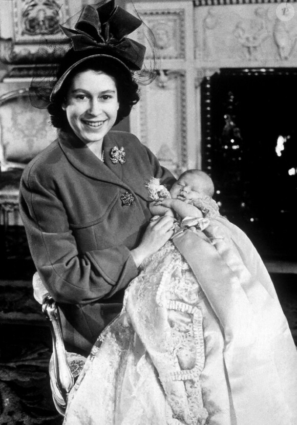 La princesse Elisabeth tient dans ses bras son fils, le prince Charles après son baptême, le 14 décembre 1948