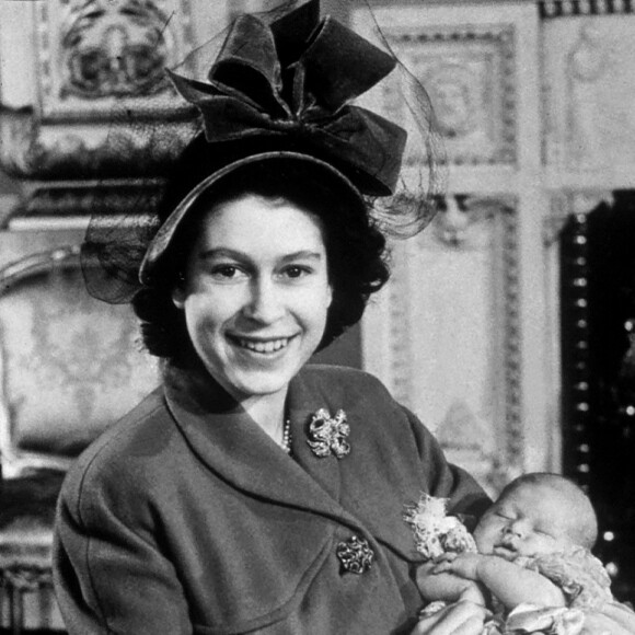 La princesse Elisabeth tient dans ses bras son fils, le prince Charles après son baptême, le 14 décembre 1948