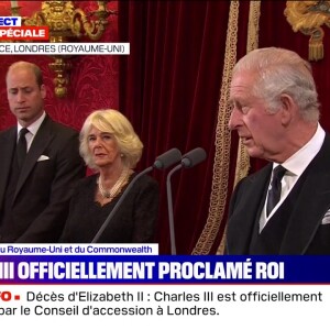 Le roi Charles III fait sa proclamation, en présence de la reine consort Camilla et son fils William