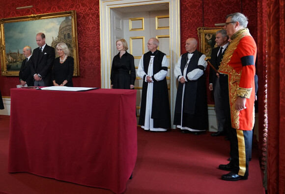 Le prince William, prince de Galles, la reine consort Camilla Parker Bowles, la Première ministre britannique Liz Truss, Justin Welby et Stephen Cottrell - Personnalités lors de la cérémonie du Conseil d'Accession au palais Saint-James à Londres, pour la proclamation du roi Charles III d'Angleterre. Le 10 septembre 2022