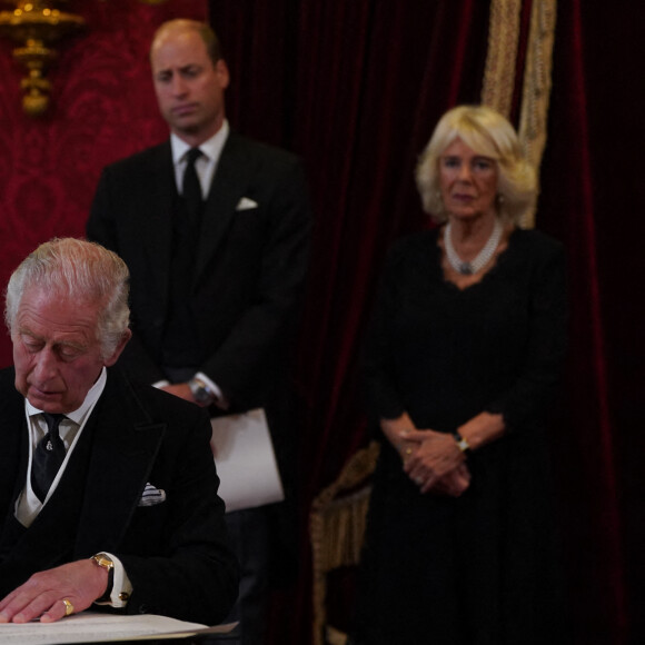 Le prince William, prince de Galles, la reine consort Camilla Parker Bowles, le roi Charles III d'Angleterre - Personnalités lors de la cérémonie du Conseil d'Accession au palais Saint-James à Londres, pour la proclamation du roi Charles III d'Angleterre.