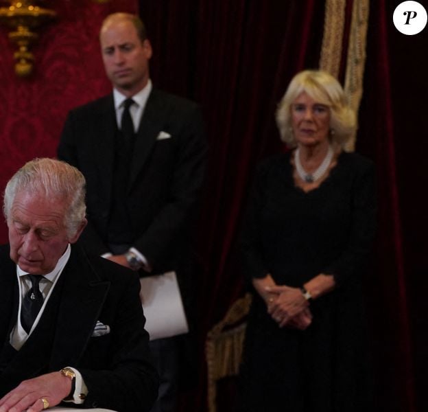 Le prince William, prince de Galles, la reine consort Camilla Parker Bowles, le roi Charles III d'Angleterre - Personnalités lors de la cérémonie du Conseil d'Accession au palais Saint-James à Londres, pour la proclamation du roi Charles III d'Angleterre.