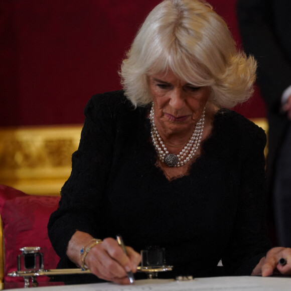 La reine consort Camilla Parker Bowles - Personnalités lors de la cérémonie du Conseil d'Accession au palais Saint-James à Londres, pour la proclamation du roi Charles III d'Angleterre. Le 10 septembre 2022