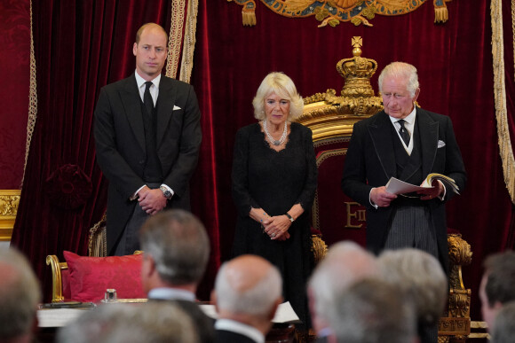 Le prince William, prince de Galles, la reine consort Camilla Parker Bowles et le roi Charles III d'Angleterre - Personnalités lors de la cérémonie du Conseil d'Accession au palais Saint-James à Londres, pour la proclamation du roi Charles III d'Angleterre. Le 10 septembre 2022  (left to right) The Prince of Wales, the Queen, and King Charles III during the Accession Council at St James's Palace, London, where King Charles III is formally proclaimed monarch. Charles automatically became King on the death of his mother, but the Accession Council, attended by Privy Councillors, confirms his role. Picture date: Saturday September 10, 2022. 