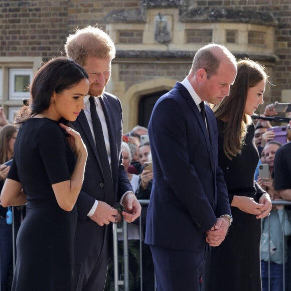 Kate Middleton, le prince William, le prince Harry et Meghan Markle se retrouvent enfin. Ils découvrent ensemble les hommages à la reine Elizabeth II après sa disparition.