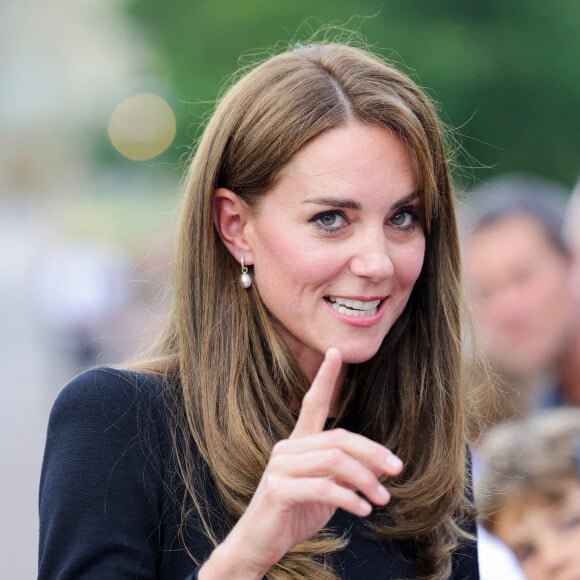 La princesse de Galles Kate Catherine Middleton à la rencontre de la foule devant le château de Windsor, suite au décès de la reine Elisabeth II d'Angleterre.