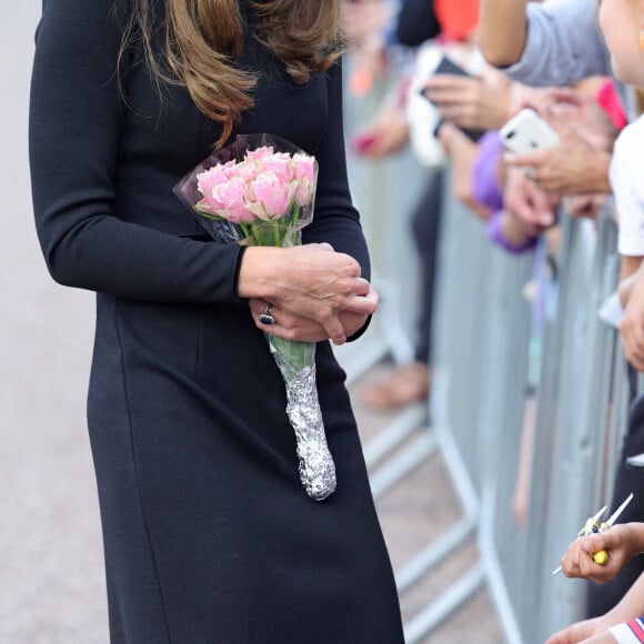 La princesse de Galles Kate Catherine Middleton à la rencontre de la foule devant le château de Windsor, suite au décès de la reine Elisabeth II d'Angleterre. Le 10 septembre 2022