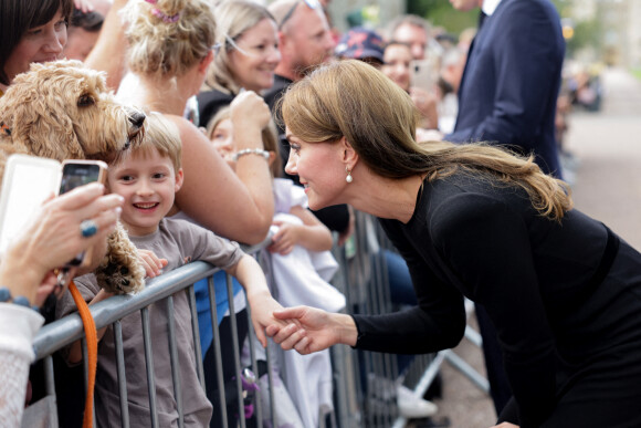 La princesse de Galles Kate Catherine Middleton à la rencontre de la foule devant le château de Windsor, suite au décès de la reine Elisabeth II d'Angleterre. Le 10 septembre 2022
