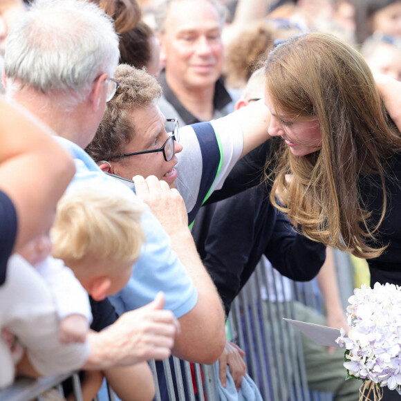 La princesse de Galles Kate Catherine Middleton à la rencontre de la foule devant le château de Windsor, suite au décès de la reine Elisabeth II d'Angleterre. Le 10 septembre 2022