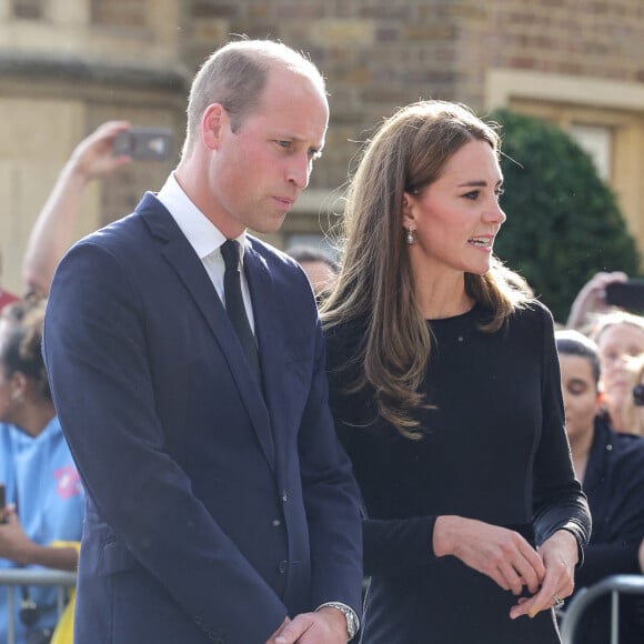 La princesse de Galles Kate Catherine Middleton à la rencontre de la foule devant le château de Windsor, suite au décès de la reine Elisabeth II d'Angleterre. Le 10 septembre 2022