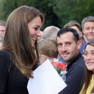 La princesse de Galles Kate Catherine Middleton à la rencontre de la foule devant le château de Windsor, suite au décès de la reine Elisabeth II d'Angleterre. Le 10 septembre 2022