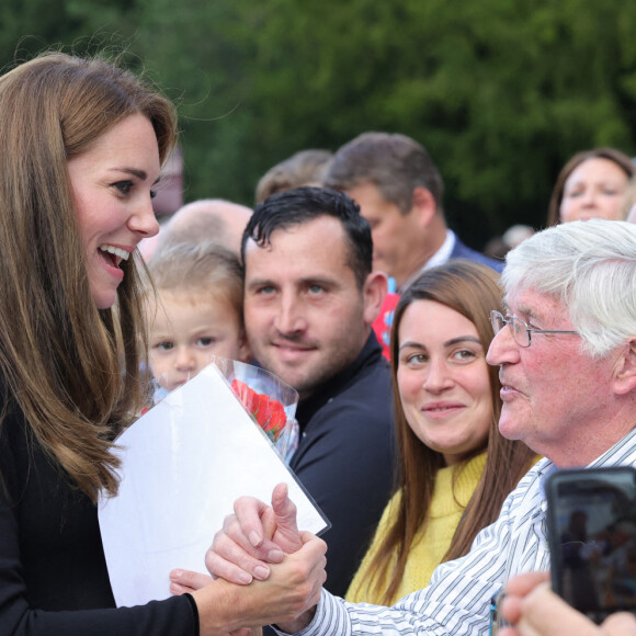 La princesse de Galles Kate Catherine Middleton à la rencontre de la foule devant le château de Windsor, suite au décès de la reine Elisabeth II d'Angleterre. Le 10 septembre 2022