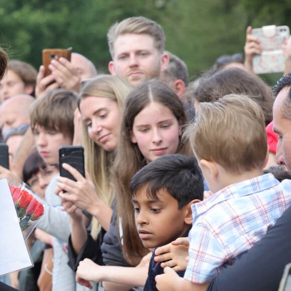 La princesse de Galles Kate Catherine Middleton à la rencontre de la foule devant le château de Windsor, suite au décès de la reine Elisabeth II d'Angleterre. Le 10 septembre 2022