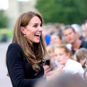 La princesse de Galles Kate Catherine Middleton à la rencontre de la foule devant le château de Windsor, suite au décès de la reine Elisabeth II d'Angleterre. Le 10 septembre 2022