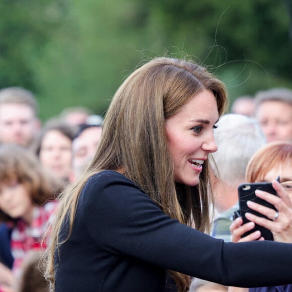 La princesse de Galles Kate Catherine Middleton à la rencontre de la foule devant le château de Windsor, suite au décès de la reine Elisabeth II d'Angleterre. Le 10 septembre 2022